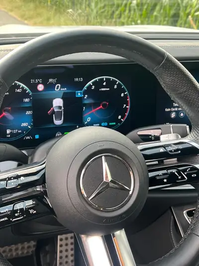 Mercedes-Benz E 450 AMG Line 4MATIC Cabriolet — Élégance décapotable, motorisation hybride et toutes options — intérieur