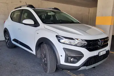 Dacia Sandero Stepway 2022 — SUV urbain compact, 15 000 km, jantes alu, parfait état — Außenansicht