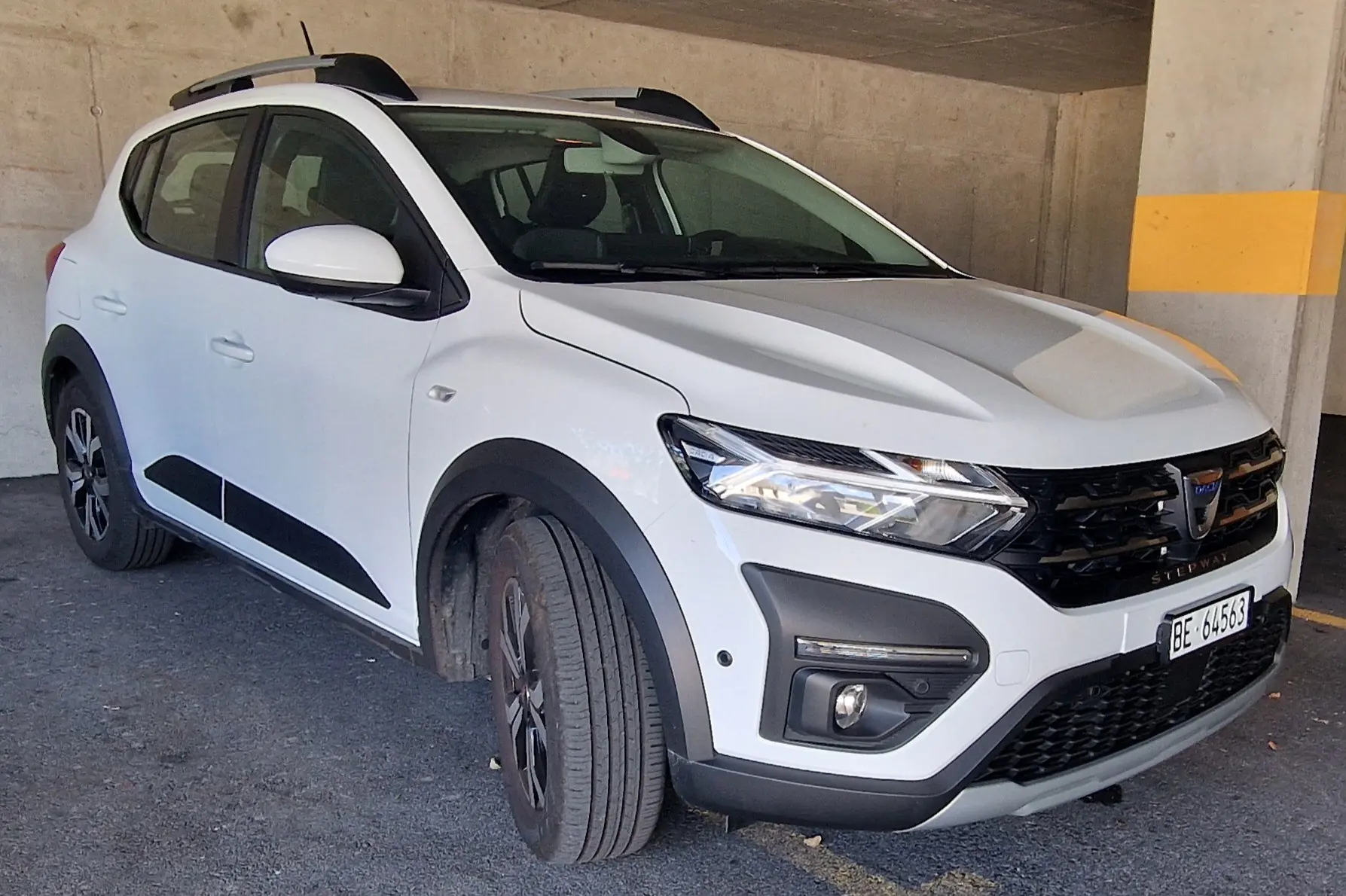 Dacia Sandero Stepway 2022 — SUV urbain compact, 15 000 km, jantes alu, parfait état — Außenansicht