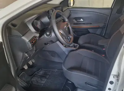 Dacia Sandero Stepway 2022 — SUV urbain compact, 15 000 km, jantes alu, parfait état — Detail