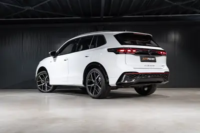VW Tiguan 1.5 eTSI DSG R-Line 2024 — SUV hybride léger, quasi neuf avec toit panoramique — côté