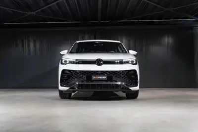 VW Tiguan 1.5 eTSI DSG R-Line 2024 — SUV hybride léger, quasi neuf avec toit panoramique — intérieur