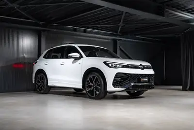 VW Tiguan 1.5 eTSI DSG R-Line 2024 — SUV hybride léger, quasi neuf avec toit panoramique — détail