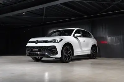 VW Tiguan 1.5 eTSI DSG R-Line 2024 — SUV hybride léger, quasi neuf avec toit panoramique — tableau de bord