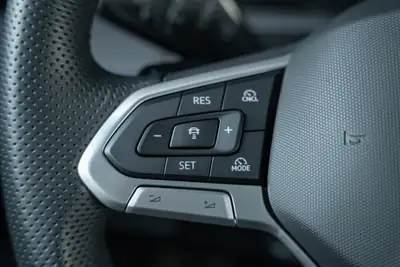 VW Tiguan 1.5 eTSI DSG R-Line 2024 — SUV hybride léger, quasi neuf avec toit panoramique — Miniature 21