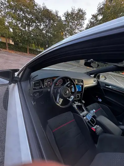 VW Golf 2.0 TSI GTI Performance — 245 ch, sportive authentique à boîte manuelle — côté