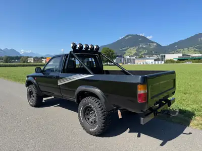Toyota HI-LUX 2.4 4x4 — Pick-up légendaire, transmission manuelle, 111'200 km — rear view