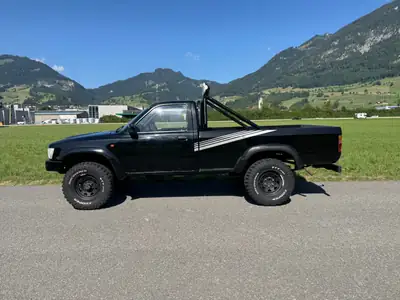 Toyota HI-LUX 2.4 4x4 — Pick-up légendaire, transmission manuelle, 111'200 km — side view