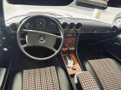 Mercedes-Benz SL 280 — Cabriolet de légende 1979, patrimoine automobile d'exception — Miniatur 20