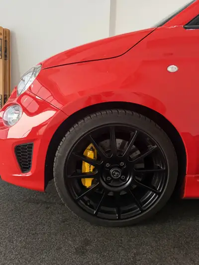 Fiat 695 Abarth 1.4 T-Jet 180 — Sportive italienne authentique, 30 000 km seulement — interni