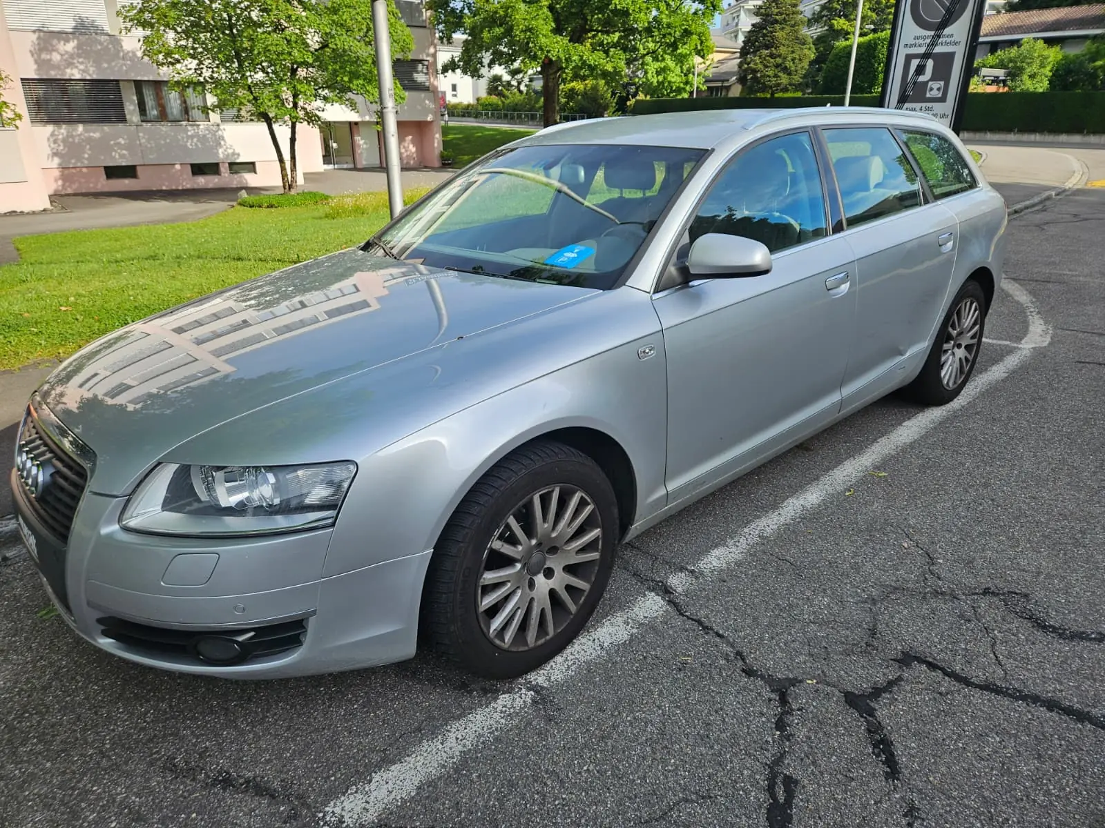 Audi A6 3.2 V6 FSI — Break élégant, motorisation puissante et équipement complet — vue extérieure