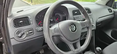 VW Polo 1.2 TSI 90 — Citadine dynamique, entretenue et bien équipée — intérieur