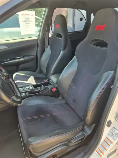 Subaru WRX STI 2011 — Berline sportive 301 ch, transmission intégrale, sans accident — interior