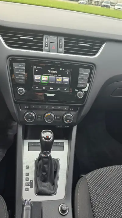 Skoda Octavia 1.8 TSI Elegance 4x4 — Break dynamique, transmission DSG, état impeccable — Thumbnail 12