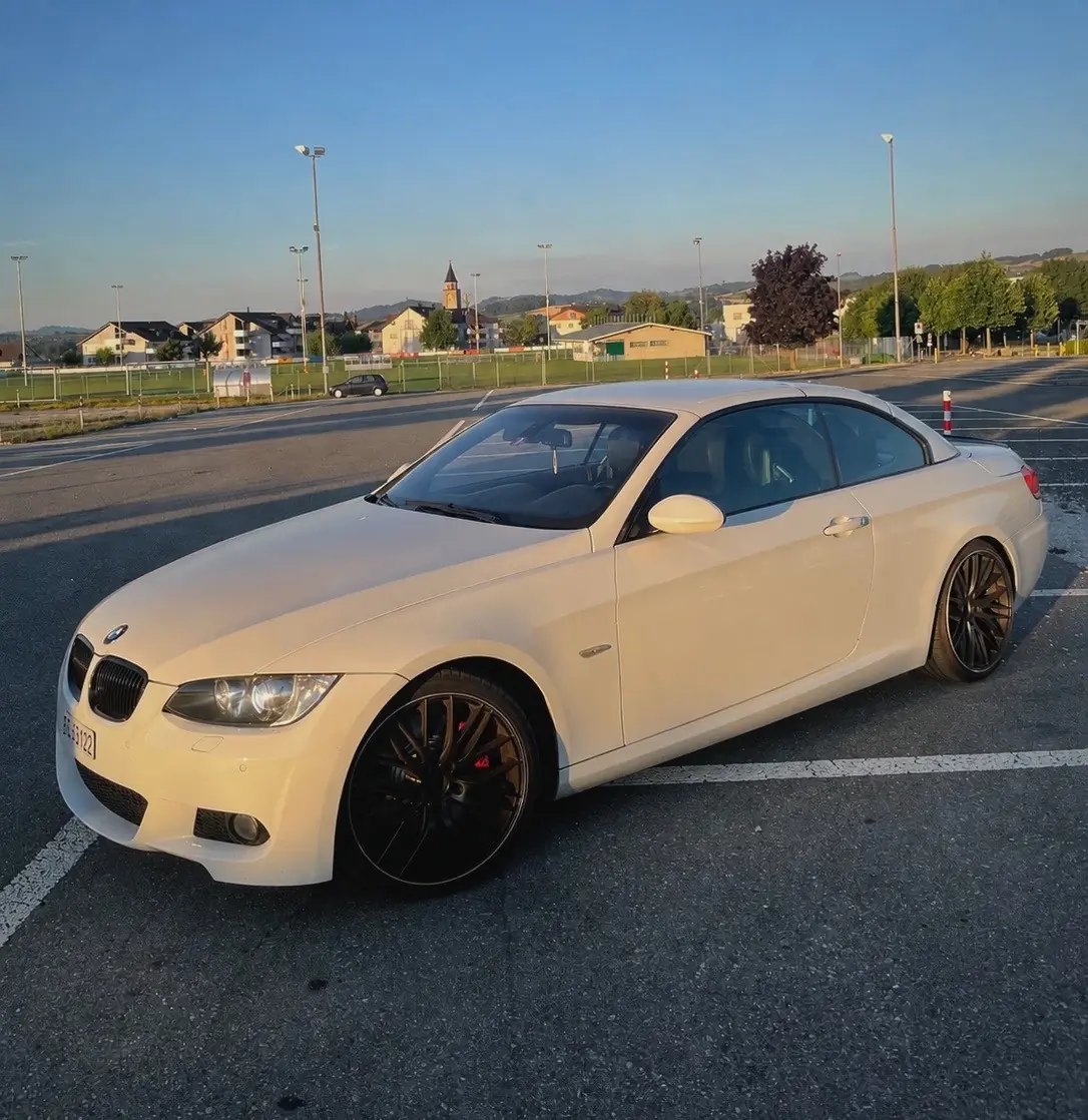 BMW 335i Cabriolet M-Paket — Décapotable sportive 306 ch, automatique, blanc élégant — vista esterna