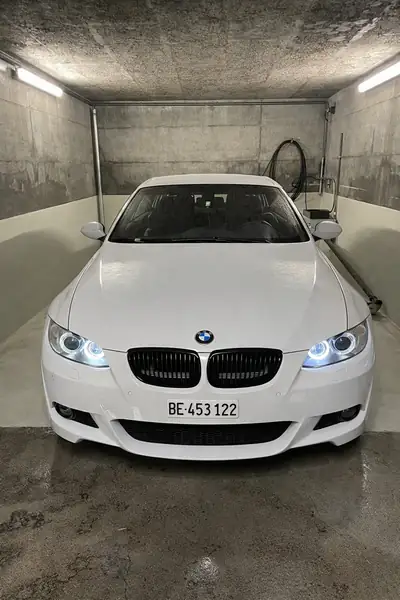 BMW 335i Cabriolet M-Paket — Décapotable sportive 306 ch, automatique, blanc élégant — fianco