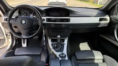 BMW 335i Cabriolet M-Paket — Décapotable sportive 306 ch, automatique, blanc élégant — cruscotto
