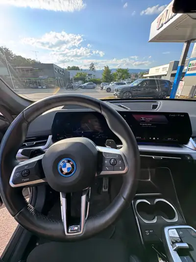 BMW X1 30e xDrive M Sport Pro — SUV hybride rechargeable, 32 500 km seulement — intérieur