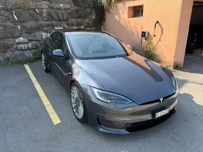 Tesla Model S Plaid 2022 — Berline électrique haute performance, 39'000 km seulement — Seitenansicht