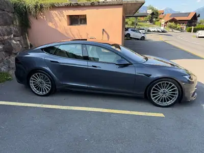 Tesla Model S Plaid 2022 — Berline électrique haute performance, 39'000 km seulement — Heckansicht