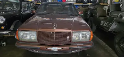 Mercedes-Benz 280 CE — Coupé sportif des années 70, moteur 2.7L fiable et performant — côté