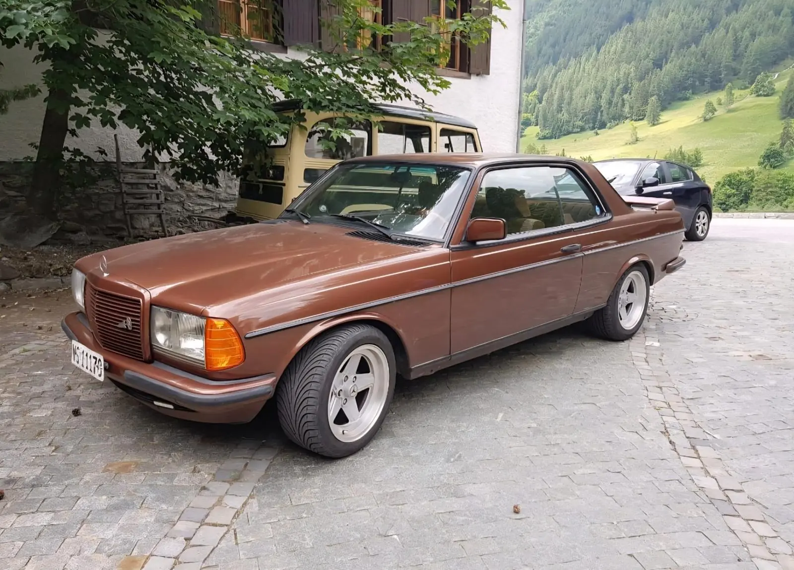 Mercedes-Benz 280 CE — Coupé sportif des années 70, moteur 2.7L fiable et performant — vue extérieure