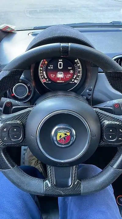Fiat 595 Abarth 2017 — Cabriolet sportif 180 ch, design italien iconique — intérieur