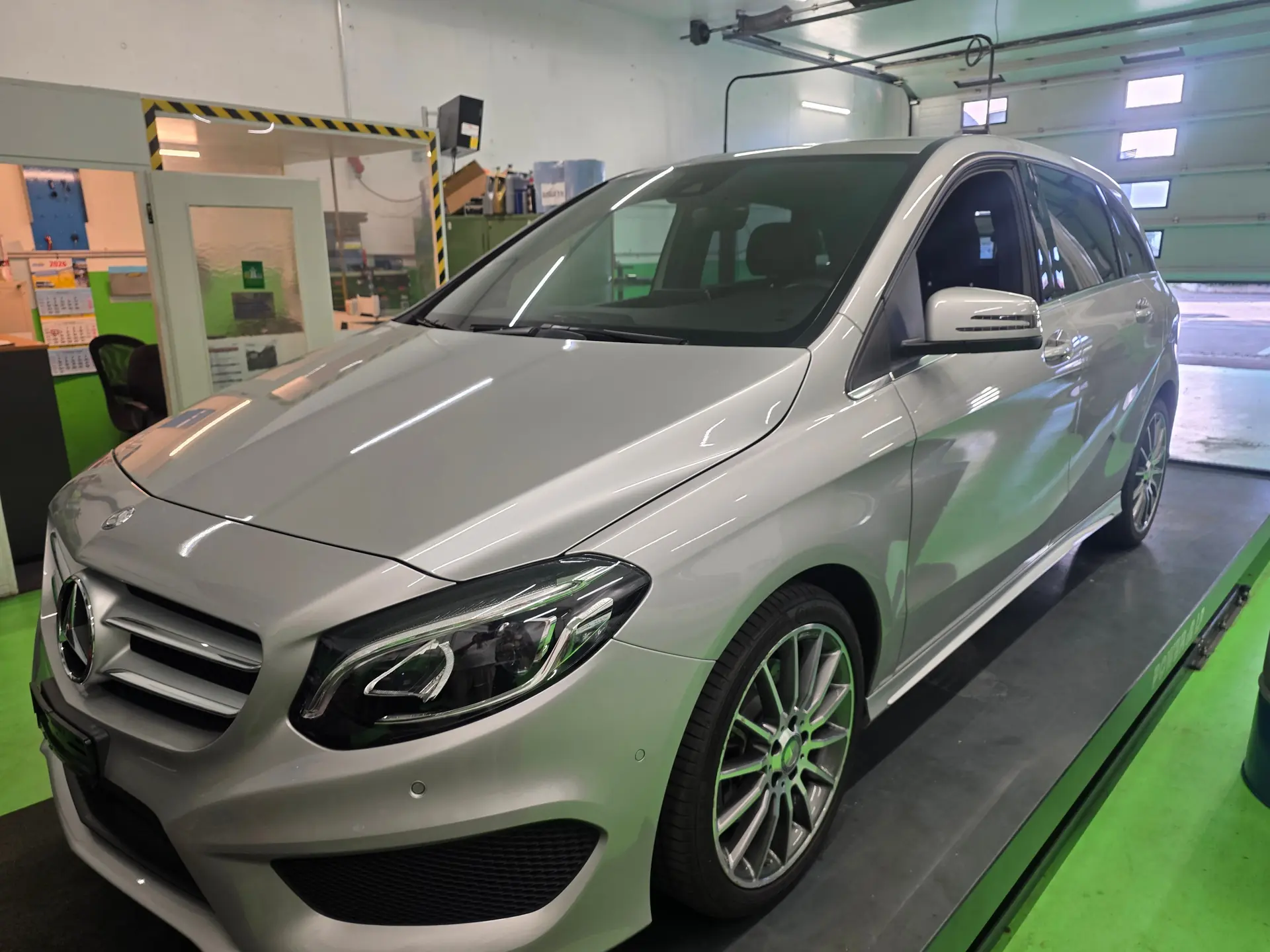 Mercedes-Benz B 250 AMG Line 4Motion — Monospace performant, 25 200 km seulement — Außenansicht