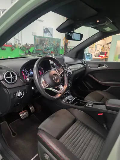 Mercedes-Benz B 250 AMG Line 4Motion — Monospace performant, 25 200 km seulement — Innenraum