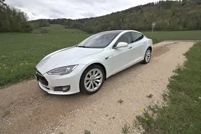 Tesla Model S 85 Performance — Berline électrique premium, batterie neuve, Supercharging illimité — vista esterna