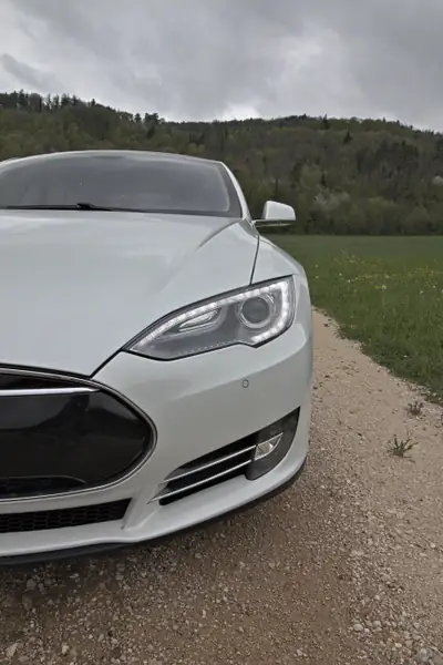 Tesla Model S 85 Performance — Berline électrique premium, batterie neuve, Supercharging illimité — vista posteriore