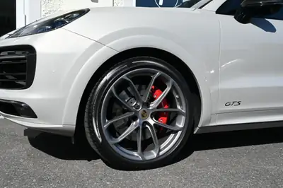 Porsche Cayenne GTS Coupé Cashmere Beige — SUV sportif 460 ch, pack carbone premium — tableau de bord