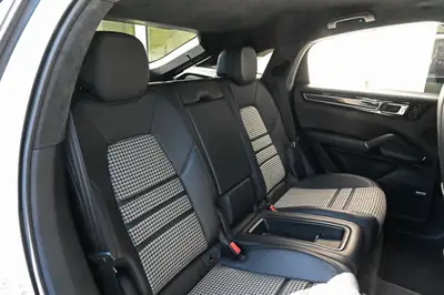 Porsche Cayenne GTS Coupé Cashmere Beige — SUV sportif 460 ch, pack carbone premium — Miniature 22