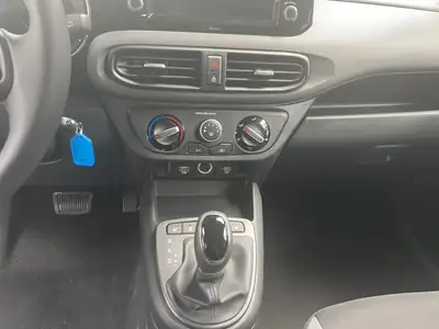 Hyundai i10 1.2 Amplia Aut. — Citadine maligne, quasi neuve et ultra-compacte — Miniature 12