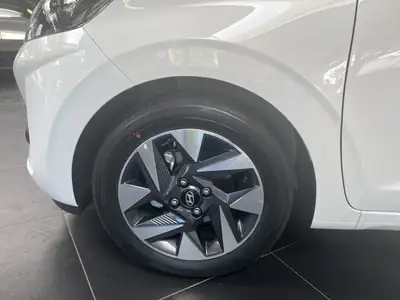 Hyundai i10 1.2 Amplia Aut. — Citadine maligne, quasi neuve et ultra-compacte — Miniature 15