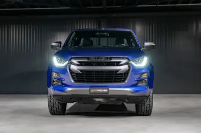 Isuzu D-MAX SpaceCab 4x4 — Pick-up robuste avec attelage 3.5T et service frais — Heckansicht