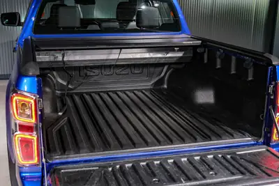 Isuzu D-MAX SpaceCab 4x4 — Pick-up robuste avec attelage 3.5T et service frais — Miniatur 25