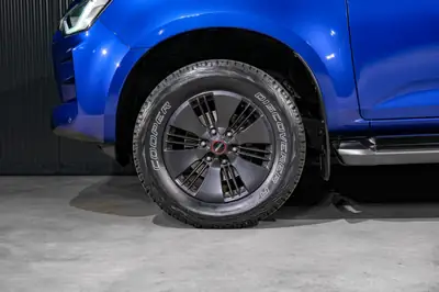 Isuzu D-MAX SpaceCab 4x4 — Pick-up robuste avec attelage 3.5T et service frais — Miniatur 29