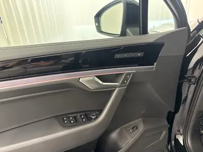 VW Touareg 3.0 TDI R-Line 2025 — SUV premium diesel, direction intégrale et attelage — Miniature 10