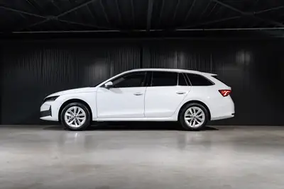 Skoda Octavia Combi 1.5 TSI mHEV — Motorisation hybride légère, neuf avec garantie constructeur — arrière