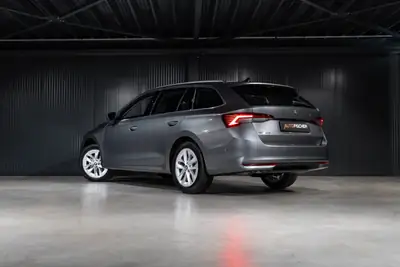 Skoda Octavia Combi 1.5 TSI mHEV — Hybride léger performant, quasi neuf avec garantie constructeur — côté