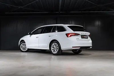 Skoda Octavia Combi 1.5 TSI mHEV — Break hybride économe, quasi neuf — côté