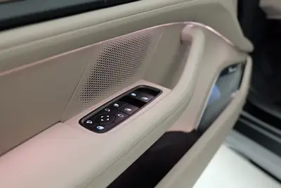 Porsche Taycan CrossTurismo Turbo 104 kWh — SUV électrique haute performance, 8500 km seulement — Miniature 11