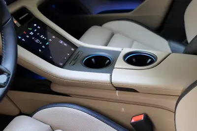 Porsche Taycan CrossTurismo Turbo 104 kWh — SUV électrique haute performance, 8500 km seulement — Miniature 18