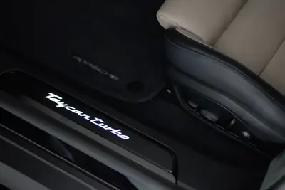 Porsche Taycan CrossTurismo Turbo 104 kWh — SUV électrique haute performance, 8500 km seulement — Miniature 17