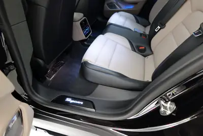Porsche Taycan CrossTurismo Turbo 104 kWh — SUV électrique haute performance, 8500 km seulement — Miniature 28
