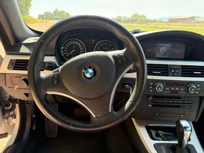 BMW 325i Cabriolet 3.0 — Découvrable élégant, moteur 218 ch et MFK valide — vista posteriore