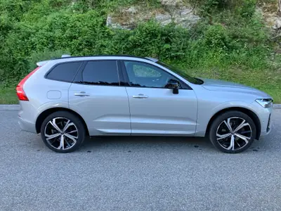 Volvo XC60 2.0 T6 R-Design eAWD — SUV hybride rechargeable, 75 700 km, design premium — vista posteriore