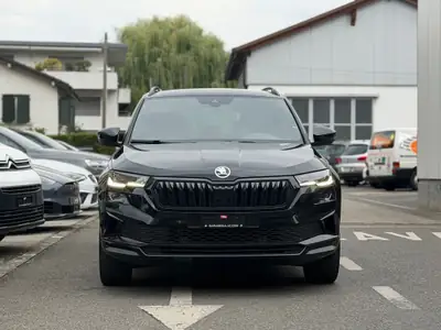 Skoda Karoq 1.5 TSI SportLine — SUV compact dynamique, 2 jeux de roues inclus — fianco