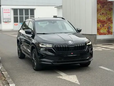 Skoda Karoq 1.5 TSI SportLine — SUV compact dynamique, 2 jeux de roues inclus — vista posteriore